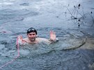David Kratina se vyno�uje z vody pot�, co podplaval led. (30. 1. 2021)