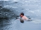 Otu�ilec Ji�� Ul� poprv� v �ivot� plavat pod ledem na zamrzl�m lomu. (30. 1....