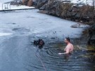 Otu�ilec David Kratina a pot�p�� Ladislav H�jek p�i ice freedivingu v zamrzl�m...