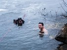 Otu�ilec David Kratina a pot�p�� Ladislav H�jek p�i ice freedivingu v zamrzl�m...