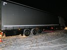 Kamion uvázl na úzké silnici v obci Pila na Domalicku. Pi otáení porazil...