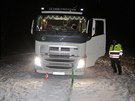 Kamion uvázl na úzké silnici v obci Pila na Domalicku. Pi otáení porazil...