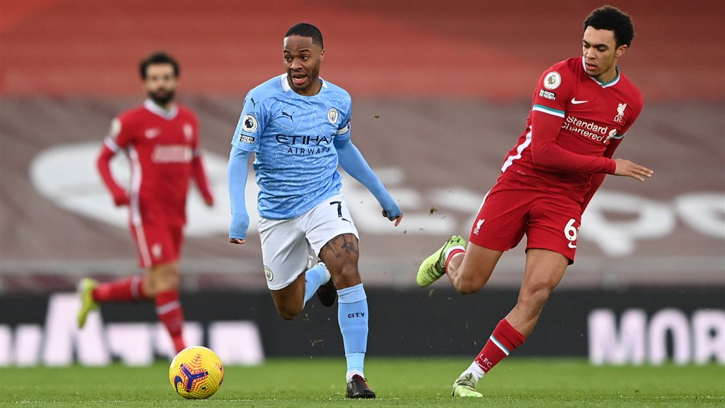 Raheem Sterling z Manchesteru City sprintuje s mí�em kolem Trenta...