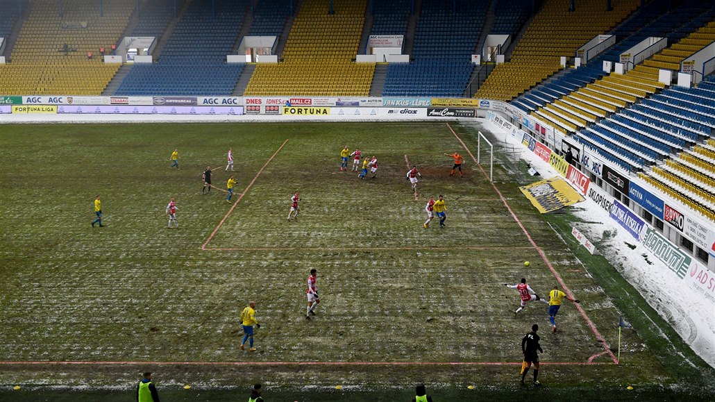 Teplické hřiště v utkání domácího týmu s Pardubicemi. 