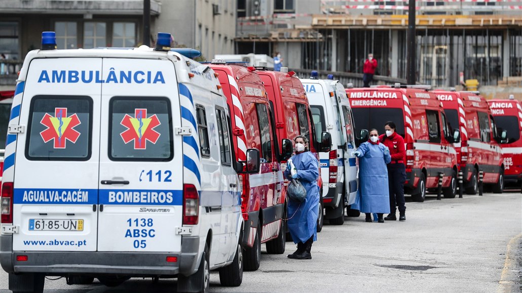 Fronta sanitek ped nemocnicí Santa Maria v portugalském Lisabonu (29. ledna...