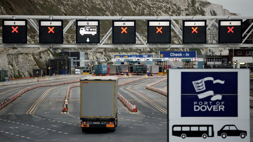Kamion přijíždějící do přístavního města Dover. (15. ledna 2021)