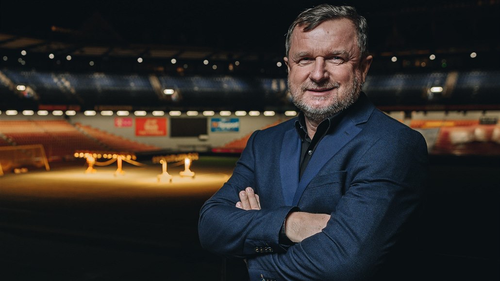 Pavel Vrba, nový trenér Sparty, pózuje nad potemnlou Letnou.