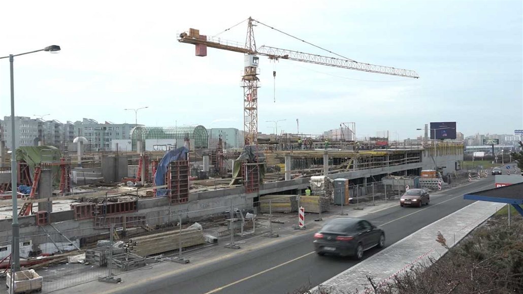 Záchytné parkoviště na Černém Mostě vyjde na 50 korun, Hostivař bude zdarma