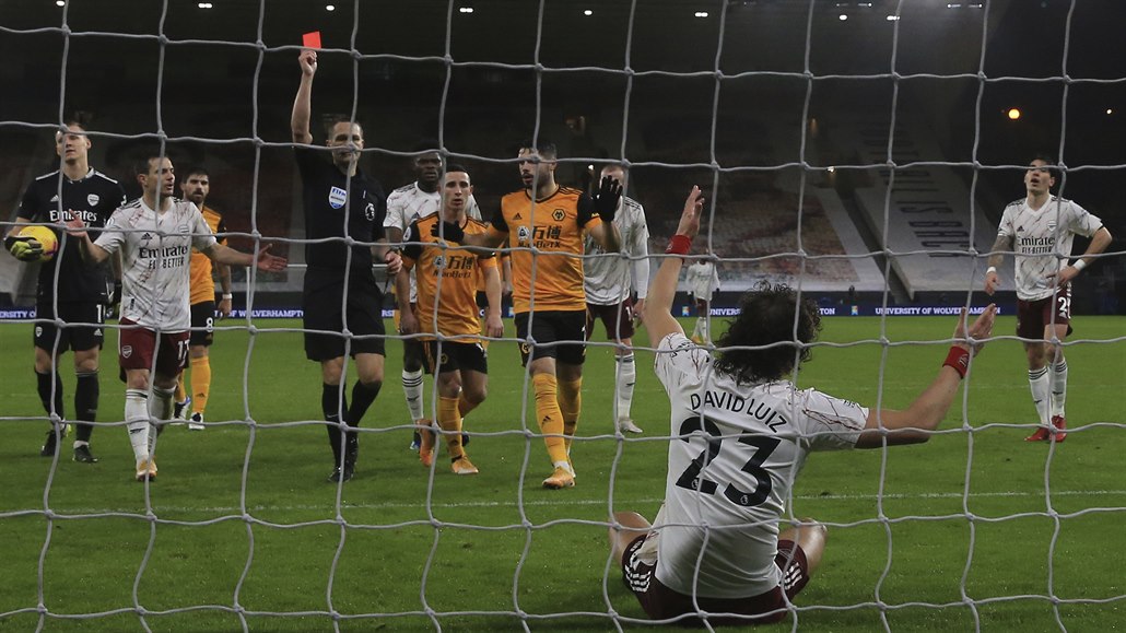 David Luiz (23) z Arsenalu dostává �ervenou kartu b�hem zápasu s...