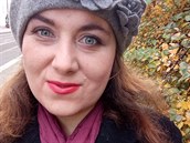 Mana�erka Zuzana Schreiberová pe�e soused�m dobroty zadarmo.