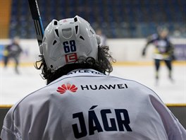 Kladenský Jaromír Jágr sleduje ze střídačky dění na ledě.