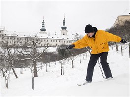 Lidé využili napadaného sněhu k bobování a snowboardování v sadech pod Petřínem.