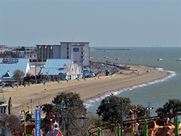 Osamocená pláž přímořského městečka Southend-on-Sea 