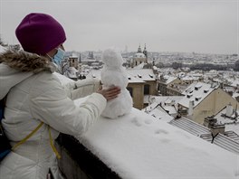 Netradičně je nyní možné postavit i sněhuláka v centru Prahy. (7. února 2021)