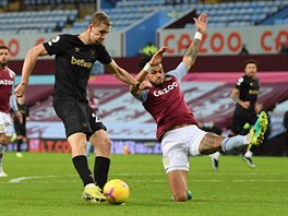 Tomá� Sou�ek z West Hamu st�ílí v utkání s ASton Villou sv�j osmý gól sezony v...