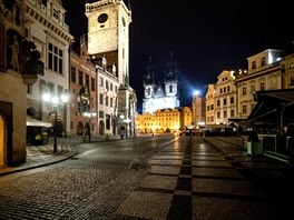 V eské republice zaal platit zákaz vycházení. Po deváté hodin veer se...