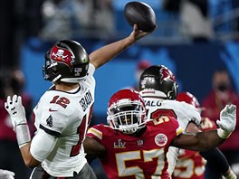 Tom Brady of Tampa Bay Buccaneers makes the pass with Alex Okafor of Kansas City ...