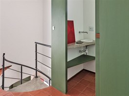 Přímo u vyústění betonového točitého schodiště je umístěna malá toaletní...
