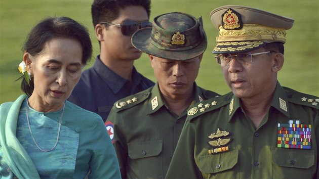 Do Aun Schan Su Ťij a šéf generálního štábu barmské armády Min Aun Hlain na archivním snímku z roku 2016 