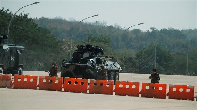Vojci v Barm hldaj armdn checkpoint. (1. nora 2021)