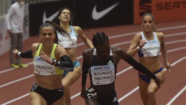 Mezinrodn halov atletick mtink Czech Indoor Gala 2021v Ostrav. Zleva Irni Vasilouov z ecka a Cynthia Bolingov Mbongov z Belgie finiuj v cli zvodu na 400 metr.