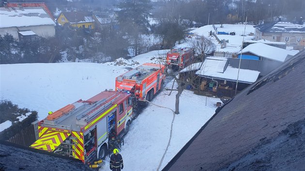 U poru rodinnho domu vJakubov u Vojkovic na Karlovarsku zasahovalo pt hasiskch jednotek.