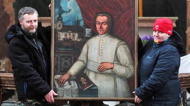 Ji Schierl, pedseda spolku Pod Stechou, s manelkou ukazuj portrt Johannese Norberta Ricka.