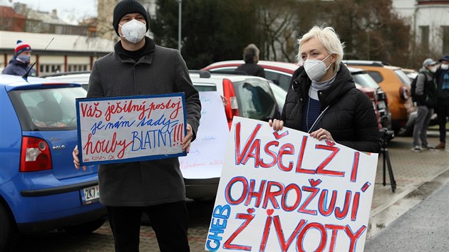 Na ministra zdravotnictví Jana Blatného čekali před chebskou nemocnicí lidé s transparenty. (4. února 2021)