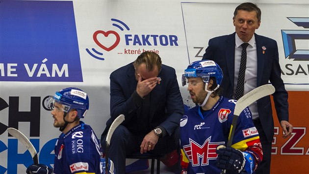 Kouč budějovických hokejistů Václav Prospal (uprostřed) je frustrovaný z chyb svých hráčů a nedůrazu před brankou soupeře.