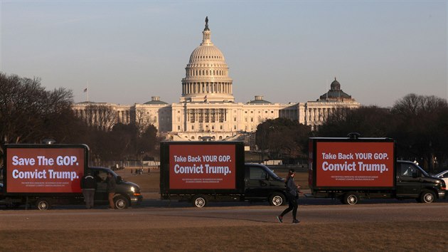 Reklamy na dodvkch u americkho Kapitolu propaguj odsouzen Donalda Trumpa. (26. ledna 2021)