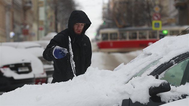 Nový sníh výrazně zkomplikoval dopravu v Praze. (8. února 2021)