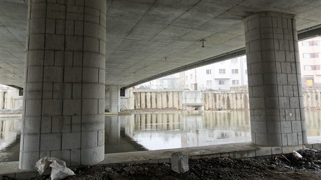 Kontrolní den na stavbě protipovodňových opatření v centru Olomouce. Během náročné stavby vznikají dva nové mosty a náplavka pro pěší.
