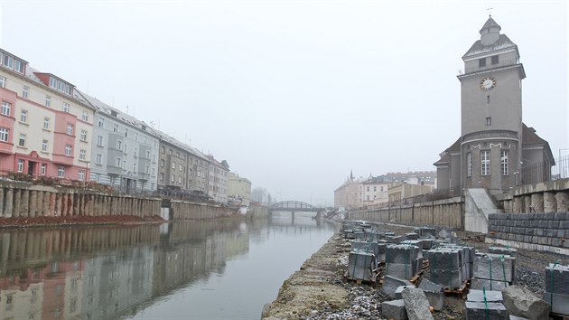 Kontrolní den na stavbě protipovodňových opatření v centru Olomouce. Během náročné stavby vznikají dva nové mosty a náplavka pro pěší.