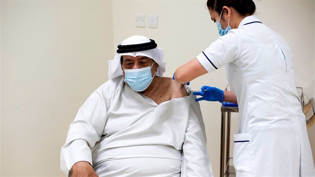 Zdravotnice podv dvku vakcny proti koronaviru seniorovi ve zdravotnickm stedisku v Dubaji. (23. prosince 2020)