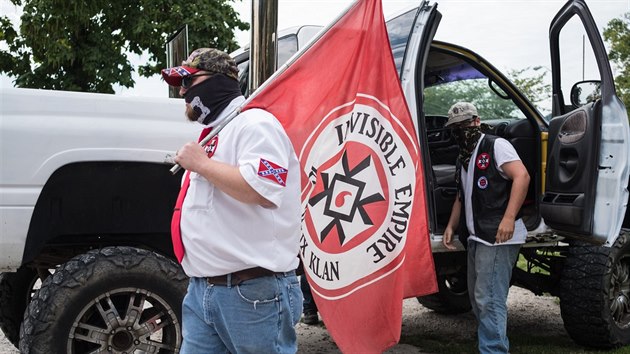 lenov rasistick organizace Ku Klux Klan demonstruj v Madisonu v americkm stt Indiana. (31. srpna 2019)