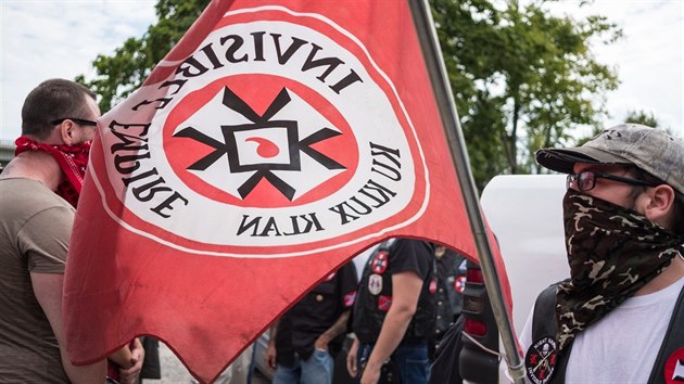 lenov rasistick organizace Ku Klux Klan demonstruj v Madisonu v americkm stt Indiana. (31. srpna 2019)