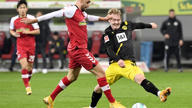 Julian Brandt (vpravo) z Dortmundu se snaží zastavit Vincenza Grifa z Freiburgu.