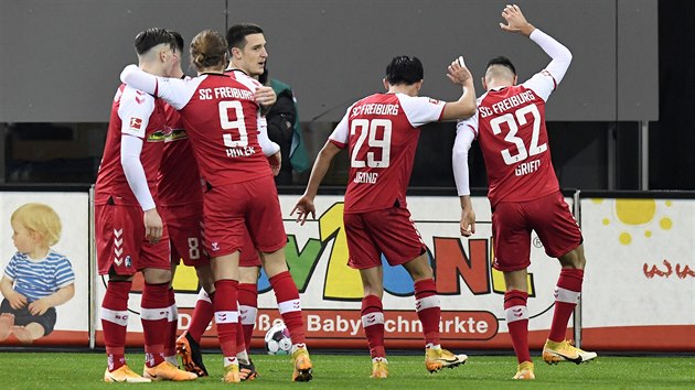 Fotbalisté Freiburgu se radují ze vstřelené branky v zápase proti Dortmundu.