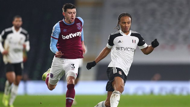 Bobby Reid (vpravo) z Fulhamu vede balon, zezadu ho sth Aaron Cresswell z West Hamu.