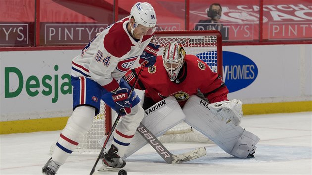 Corey Perry (vlevo) z Montrealu drží puk na hokejce, sleduje ho brankář Ottawy Matt Murray.