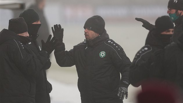 Příbramský trenér Pavel Horváth slaví se zbytkem realizačního týmu gól proti Slavii.