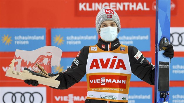 Norský skokan Halvor Egner Granerud pózuje na stupních vítězů po triumfu v Klingenthalu.