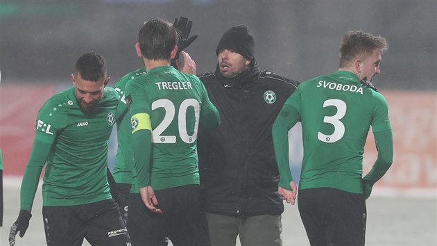 Příbramský trenér Pavel Horváth (v černém) slaví se svými svěřenci gól proti Slavii.
