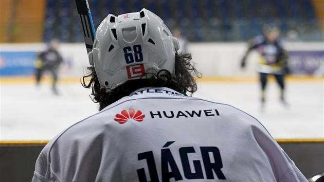 Kladenský Jaromír Jágr sleduje ze střídačky dění na ledě.