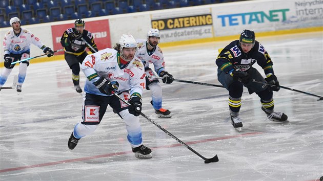 Kladensk tonk Jaromr Jgr (v poped) vede puk v zpase proti st nad Labem.