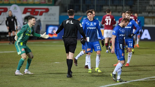 Olomouck brank Ale Mandous (vlevo) se div odpskan penalt v zpase proti Spart.