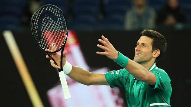 Novak Djokovič ze Srbska se raduje z postupu do druhého kola Australian Open.