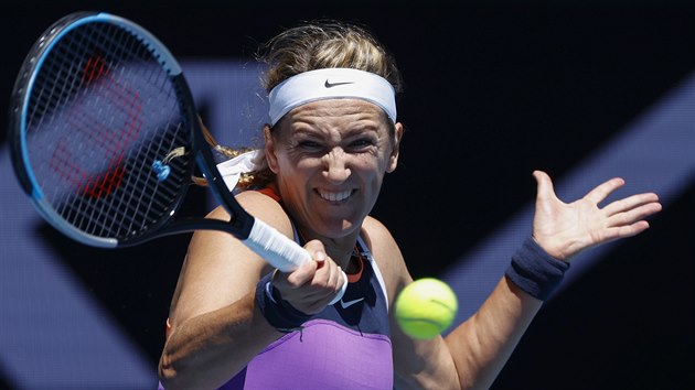 Bloruska Viktoria Azarenkov se sousted na forhend v prvnm kole Australian Open.