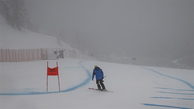 Mlha na trati v Cortině, kde měly lyžařky jet super-G.