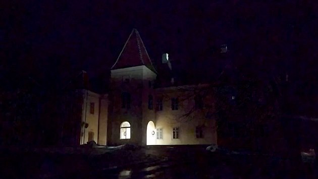 Hlavní reflektor osvětlující zámek v Kněžicích se střídavě zhasínal a rozsvěcel.